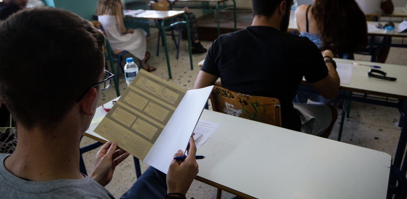 Τι θα γίνει με τις πανελλήνιες - Εκκλήσεις να λήξει τώρα η χρονιά - Ολα τα σενάρια