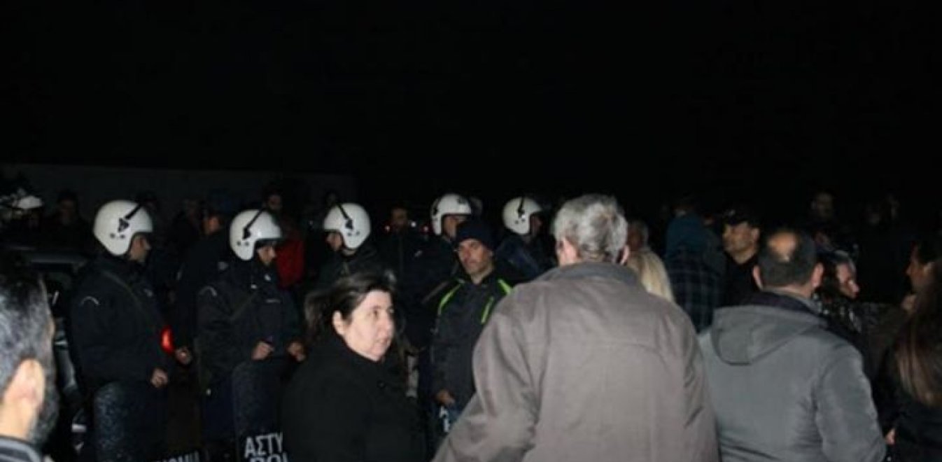 Θεσσαλονίκη: Νύχτα έντασης στα Βρασνά - Κάτοικοι έδιωξαν λεωφορεία με πρόσφυγες