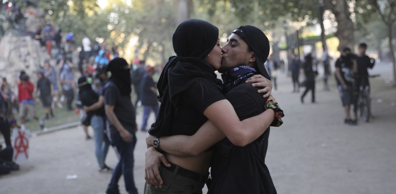 Χιλή: Εσείς δέρνεστε, εμείς φιλιόμαστε εν μέσω δακρυγόνων (pics)