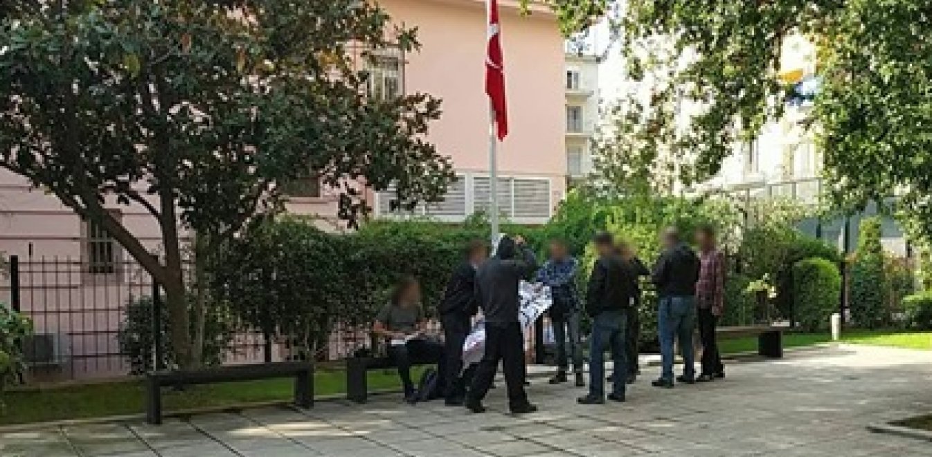Θεσσαλονίκη: Ο Ρουβίκωνας μπήκε στο τουρκικό προξενείο και σήκωσε πανό υπέρ των Κούρδων
