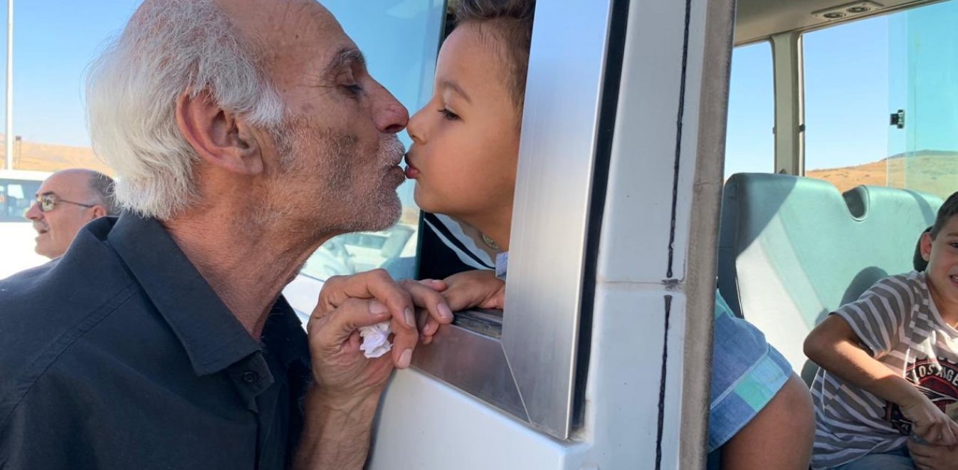 Παππούς αποχαιρετά το εγγόνι του: Η φωτογραφία από τη Συρία που συγκλονίζει