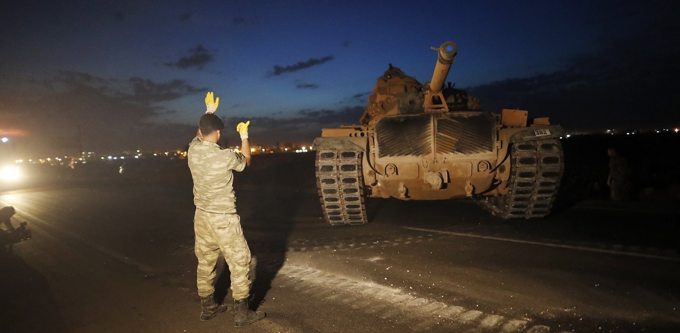 Τουρκία: Ενισχύει με άρματα μάχης τα σύνορα με τη Συρία - «Stop» βάζουν οι ΗΠΑ