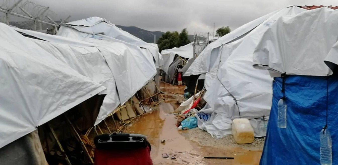 «Γηρυόνης»: Βυθισμένες στη λάσπη οι σκηνές των προσφύγων στα νησιά (pics)