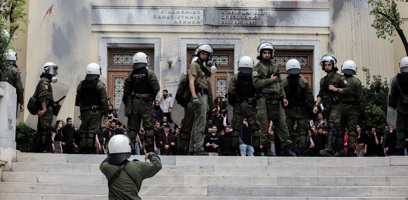 ΑΣΟΕΕ: Εικόνες και βίντεο από την εισβολή των ΜΑΤ 