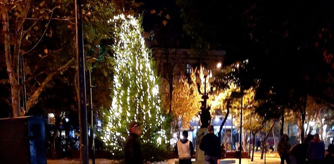 Άγνωστος προσπάθησε να κάψει το χριστουγεννιάτικο δέντρο στην Πλατεία Εξαρχείων