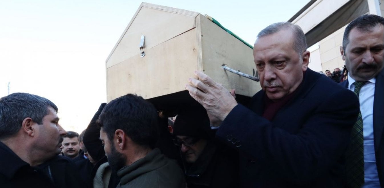 Τουρκία: Ο Ερντογάν σε κηδεία θύματος του σεισμού - Κουβάλησε το φέρετρο