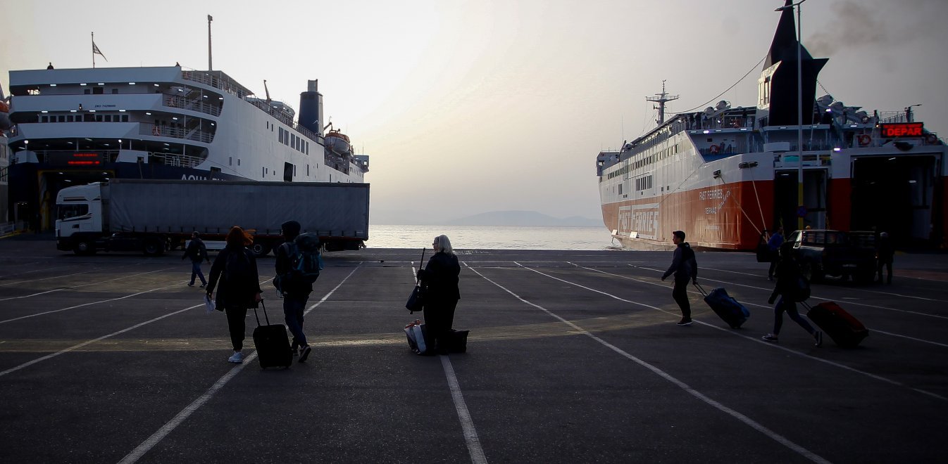 Ελεύθερη από αύριο η μετακίνηση εργαζομένων στα νησιά – Οι προϋποθέσεις 