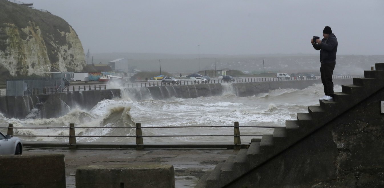Βρετανία-καταιγίδα Κιάρα: Σε πορτοκαλί συναγερμό μέρος της χώρας