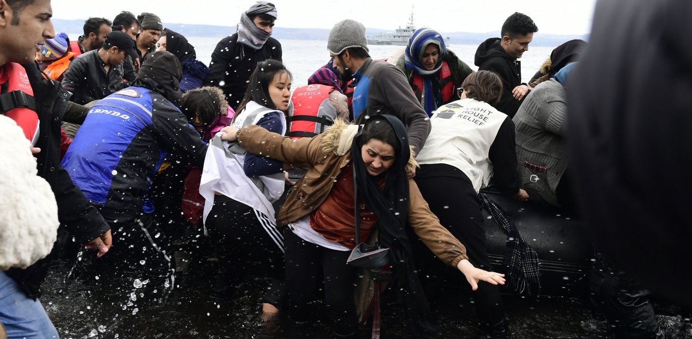Μετανάστες περνούν με βάρκες στα ελληνικά νησιά από τα τουρκικά παράλια