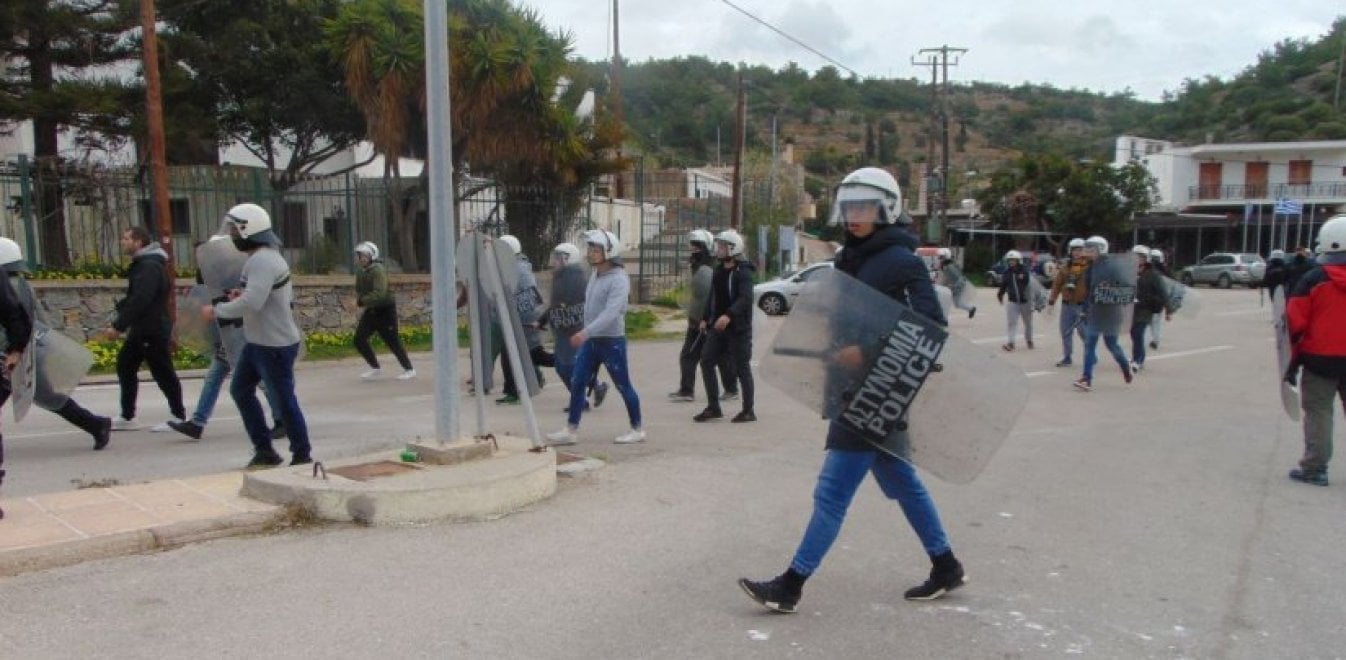 Αστυνομικοί καβαλάνε τα κάγκελα και πετούν πέτρες σε κατοίκους της Χίου και λιμενικούς