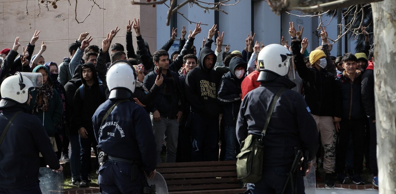 Λέσβος: Μέλη των ΜΚΟ εγκαταλείπουν με πλοία τη Μυτιλήνη μετά τα επεισόδια
