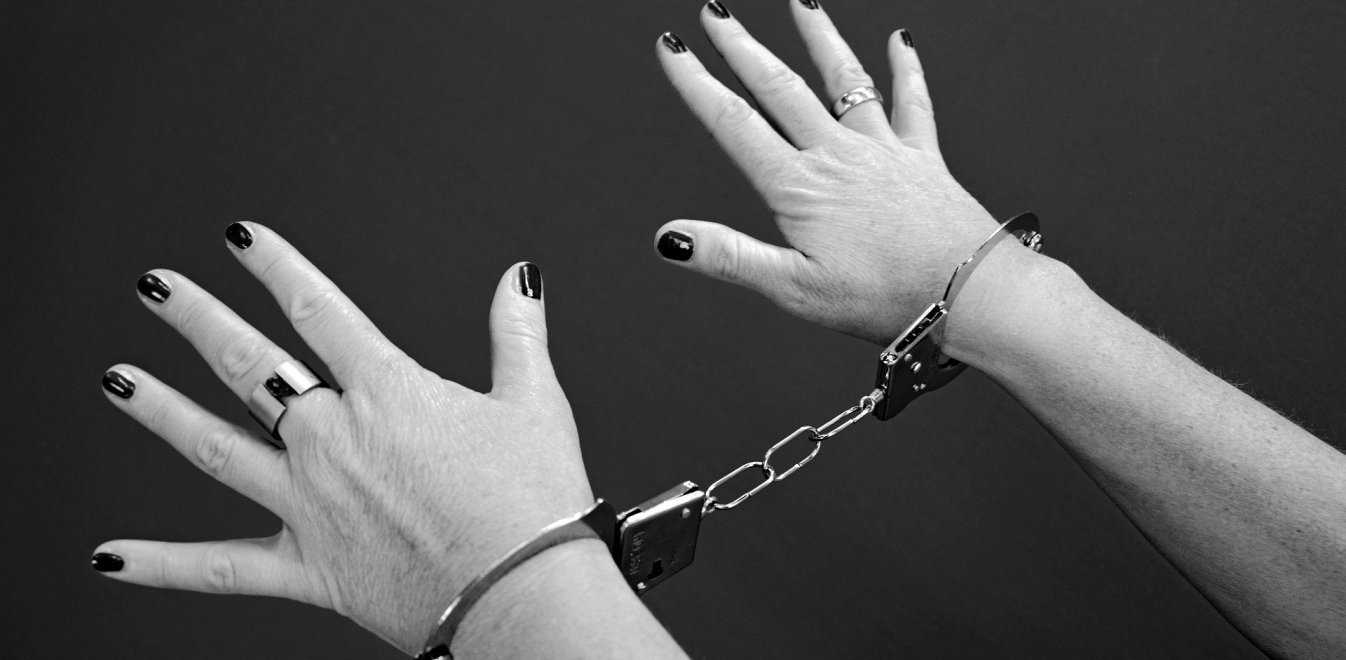 Φρίκη στην Αχαρνών: Κρατούσε γυναίκες σε διαμέρισμα, τους έδινε ναρκωτικά και τις εξέδιδε