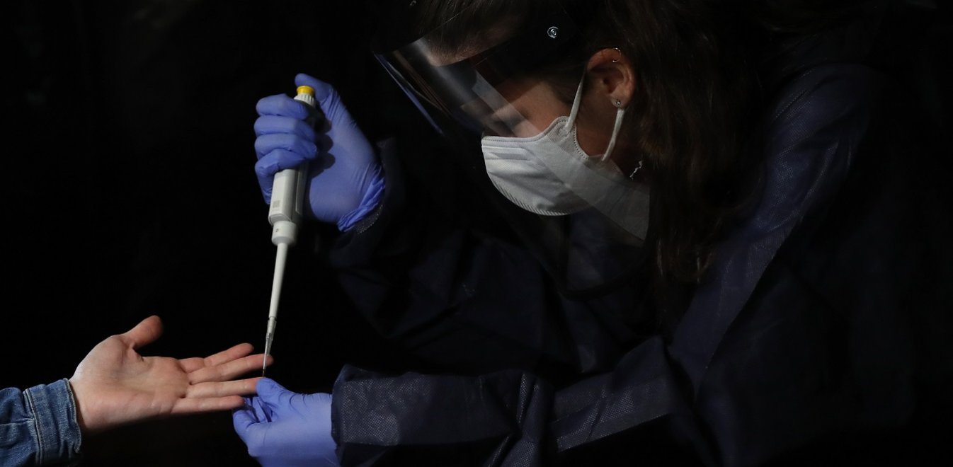 Αμερικανική έρευνα: Ο ήλιος, η υγρασία και η ζέστη ίσως αποδυναμώνουν τον ιό