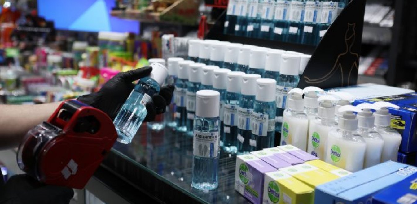 150.000 τη μέρα: Η ελληνική εταιρία που μας έκανε τη νο1 χώρα σε επάρκεια αντισηπτικών στην Ευρώπη