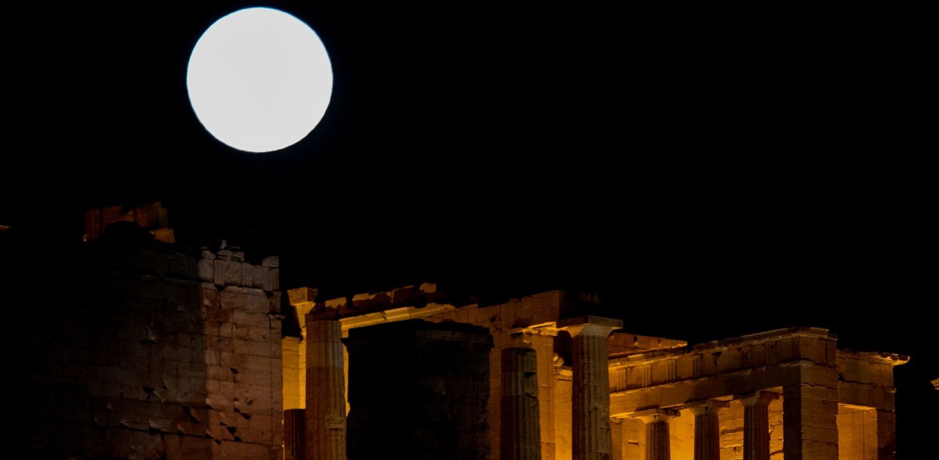 Μαγευτικές εικόνες από την τελευταία υπερπανσέληνο του 2020