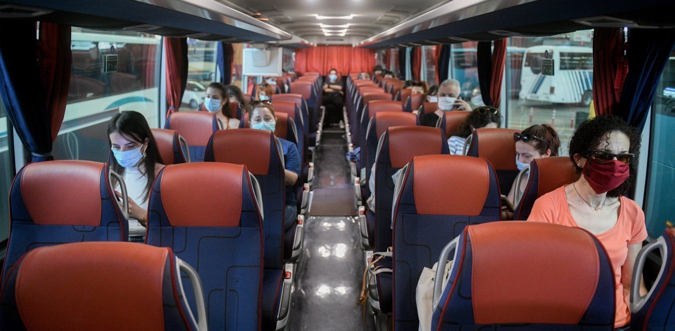 Νέα «κανονικότητα» και στις μεταφορές: Πρεμιέρα στα ΚΤΕΛ με αποστάσεις και μάσκες