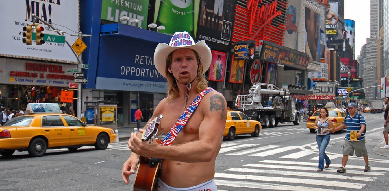 Κορονοϊός: «Ο γυμνός καουμπόι» παραμένει στην Times Square