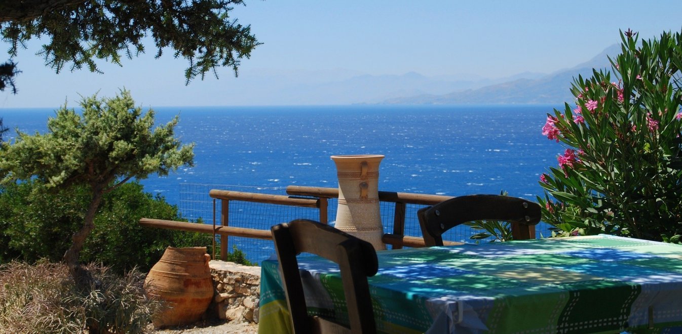 Εστίαση: Στο 11% ο ΦΠΑ, φθηνότερα ο καφές και τα αναψυκτικά - Μείωση και στα εισιτήρια 