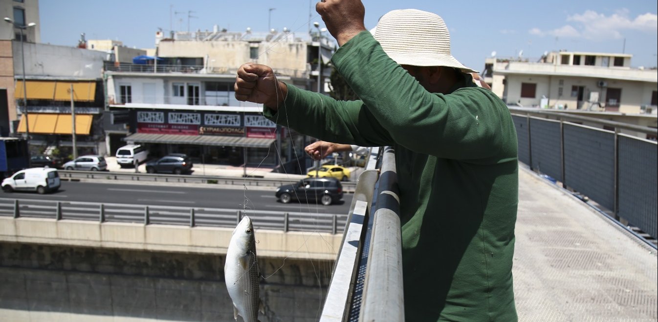 Μοναδικές εικόνες στην Αθήνα: Έριξαν πετονιές και ξεκίνησαν το ψάρεμα στον Κηφισό