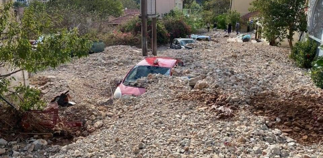 Ασσος: Πέτρες και λάσπη έθαψαν το χωριό - Βιβλική καταστροφή στο χωριό της  Κεφαλονιάς | Έθνος