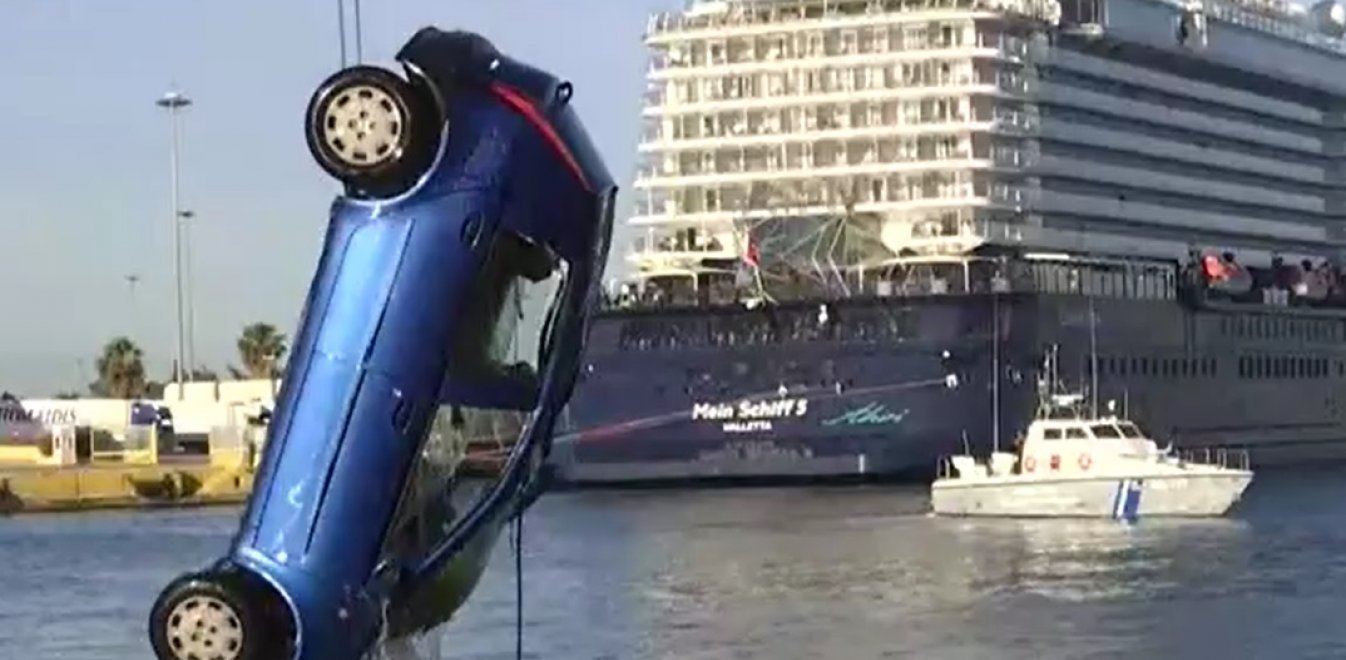 Λιμάνι Πειραιά: Ανδρας χωρίς τις αισθήσεις του μέσα στο αυτοκίνητο που έπεσε στη θάλασσα | Έθνος