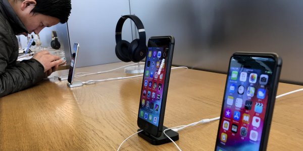 Apple H Ptwsh Sta Kerdh Fernei Meiwsh Timwn Sta Iphones E8nos