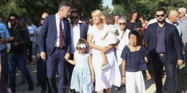 Ορκωμοσία Κώστα Μπακογιάννη: Στο πλευρό του η Σία Κοσιώνη και τα παιδιά του 