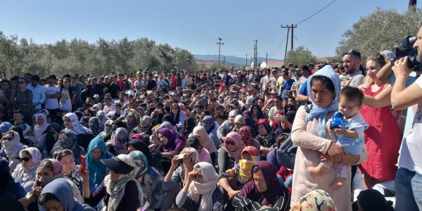 Μόρια: Πορεία προς τη Μυτιλήνη ξεκίνησαν οι πρόσφυγες 