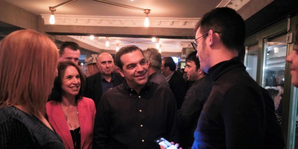 Χαλαρά με νέους φωτογραφήθηκε ο Τσίπρας στην περιοδεία του στην Κοζάνη