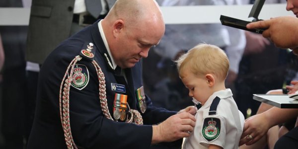 Αυστραλία: Πυροσβέστης πεθαίνει και ο 19 μηνών γιος του παρασημοφορείται για εκείνον