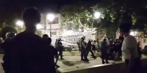 Θεσσαλονίκη: Εκκένωση πλατείας από ΜΑΤ - Αντιδράσεις από τους συγκεντρωμένους