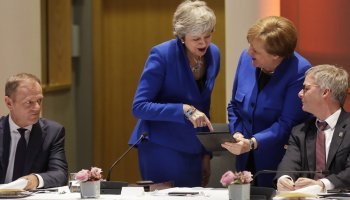 Οι Μέρκελ και Μέι, υπό το βλέμμα του Τουσκ