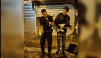 Αστυνομικός τραγουδά με πλανόδιο στο Μοναστηράκι