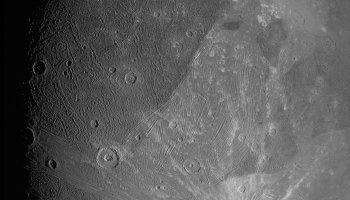 NASA: Οι πρώτες κοντινές φωτογραφίες του δορυφόρου του Δία Γανυμήδη