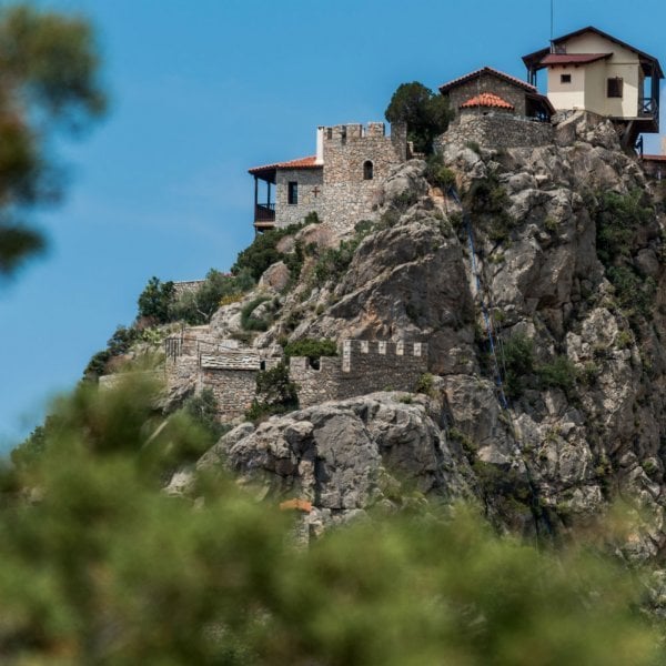 Ιερώνυμος: Το καλοκαιρινό ησυχαστήριο του Αρχιεπισκόπου στη Βοιωτία