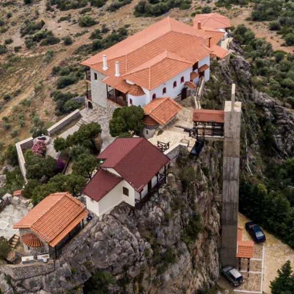 Ιερώνυμος: Το καλοκαιρινό ησυχαστήριο του Αρχιεπισκόπου στη Βοιωτία