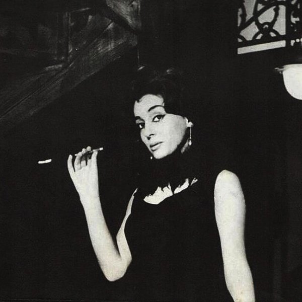 Έλλη Λαμπέτη: Ζωή σαν αρχαία τραγωδία και ο καρκίνος που της πήρε τη φωνή