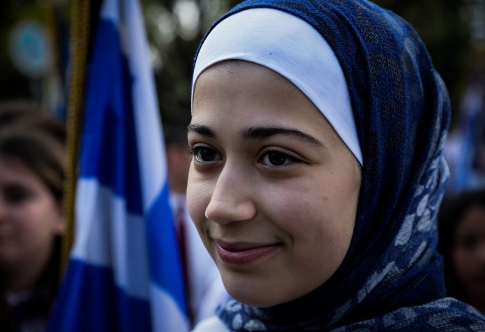 Ολοκληρώθηκε η μαθητική παρέλαση με προσαγωγές και συνθήματα (pics & vid)