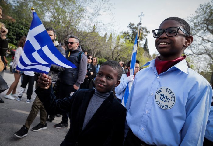 Ολοκληρώθηκε η μαθητική παρέλαση με προσαγωγές και συνθήματα (pics & vid)