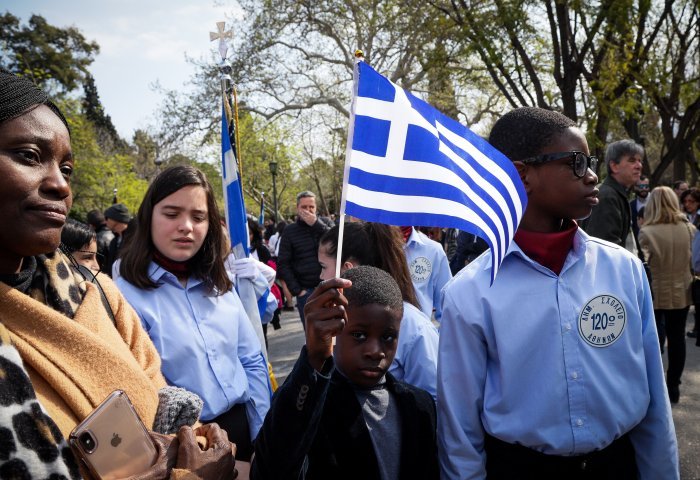 Ολοκληρώθηκε η μαθητική παρέλαση με προσαγωγές και συνθήματα (pics & vid)