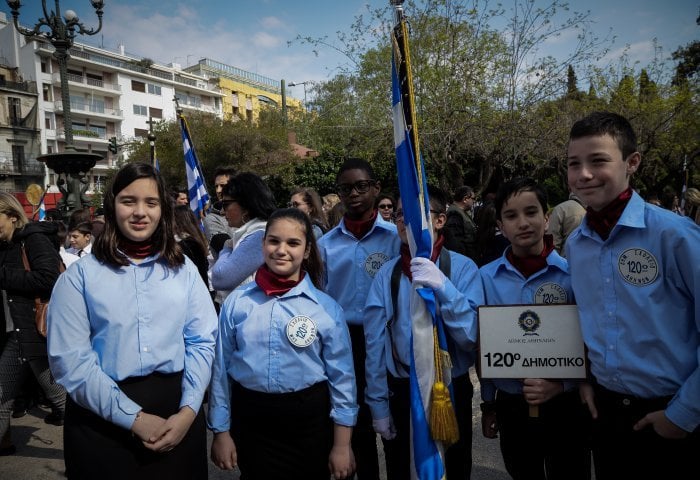 Ολοκληρώθηκε η μαθητική παρέλαση με προσαγωγές και συνθήματα (pics & vid)