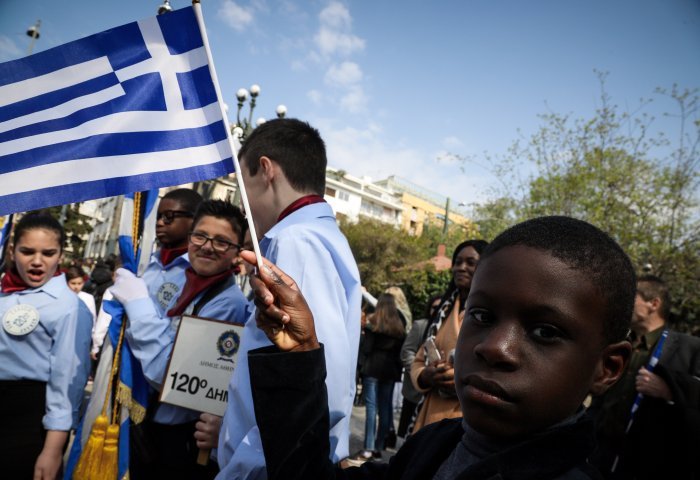 Ολοκληρώθηκε η μαθητική παρέλαση με προσαγωγές και συνθήματα (pics & vid)