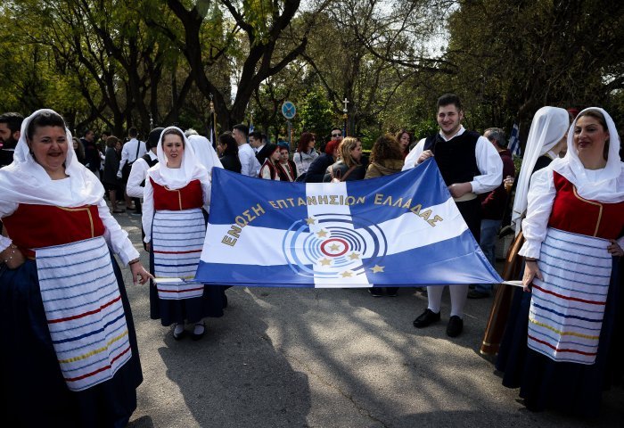 Ολοκληρώθηκε η μαθητική παρέλαση με προσαγωγές και συνθήματα (pics & vid)