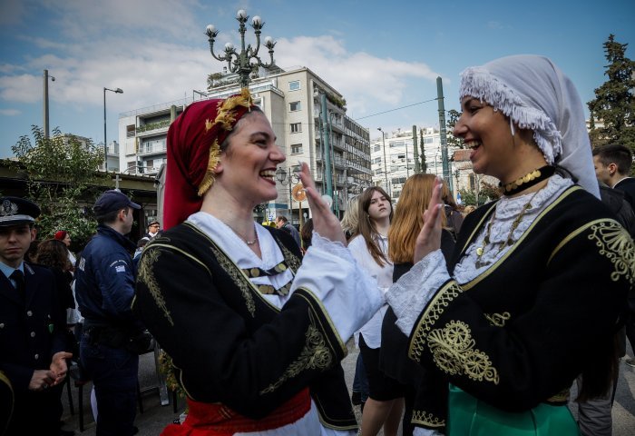 Ολοκληρώθηκε η μαθητική παρέλαση με προσαγωγές και συνθήματα (pics & vid)