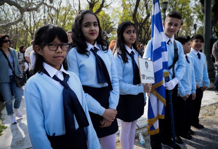 Ολοκληρώθηκε η μαθητική παρέλαση με προσαγωγές και συνθήματα (pics & vid)