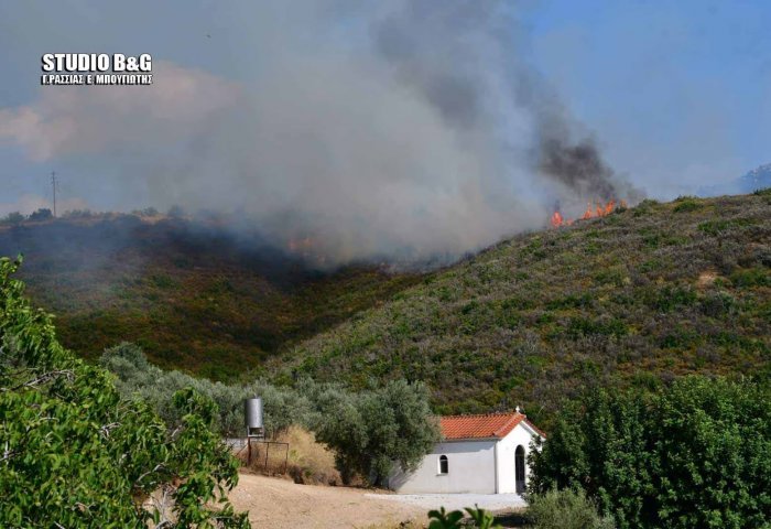 Αργολίδα: Μεγάλη φωτιά στην περιοχή της Μονής Καρακαλά (pics)