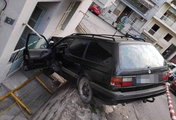 Θεσσαλονίκη: Αυτοκίνητο έπεσε σε τοίχο σπιτιού! (pics)