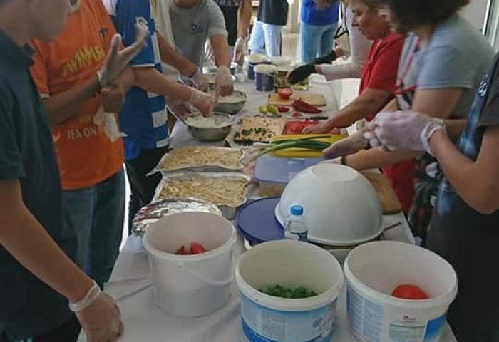 Γιαννιτσά: Εθελοντές προσφέρουν φαγητό, ρούχα και αγάπη σε πρόσφυγες 