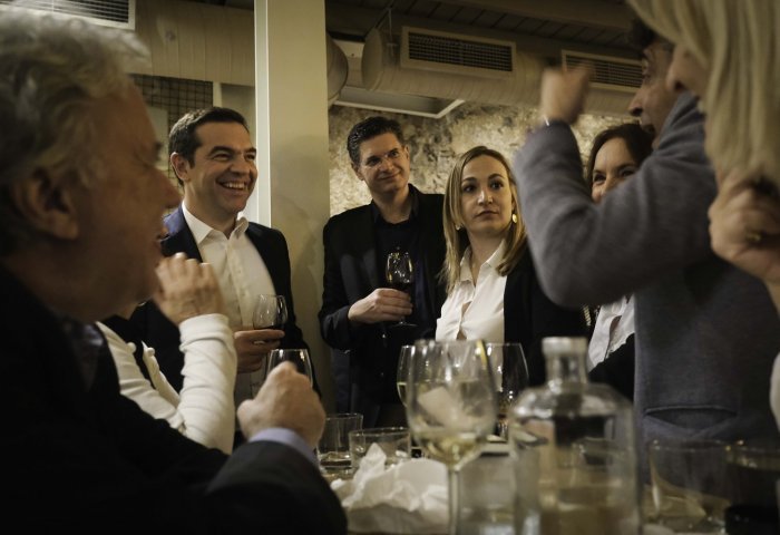 Το χαλαρό ποτό του Αλέξη Τσίπρα με βουλευτές του ΣΥΡΙΖΑ στου Ψυρρή (pics)