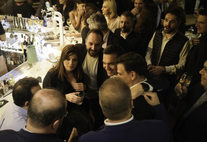 Το χαλαρό ποτό του Αλέξη Τσίπρα με βουλευτές του ΣΥΡΙΖΑ στου Ψυρρή (pics)